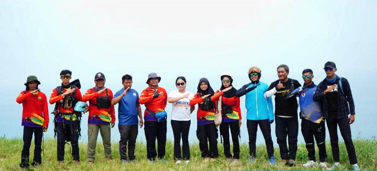 Zita Anjani Mencoba Wisata Batu Alif Paragliding Site yang berada di Dusun Kayu Tabu, Desa Kelawi, Kecamatan Bakauheni, Lampung Selatan (Dok.Humas Pemkab Lampung Selatan)