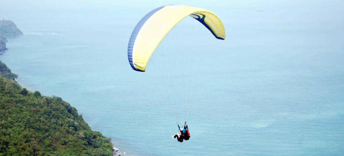 Zita Anjani Mencoba Wisata Batu Alif Paragliding Site yang berada di Dusun Kayu Tabu, Desa Kelawi, Kecamatan Bakauheni, Lampung Selatan (Dok.Humas Pemkab Lampung Selatan)