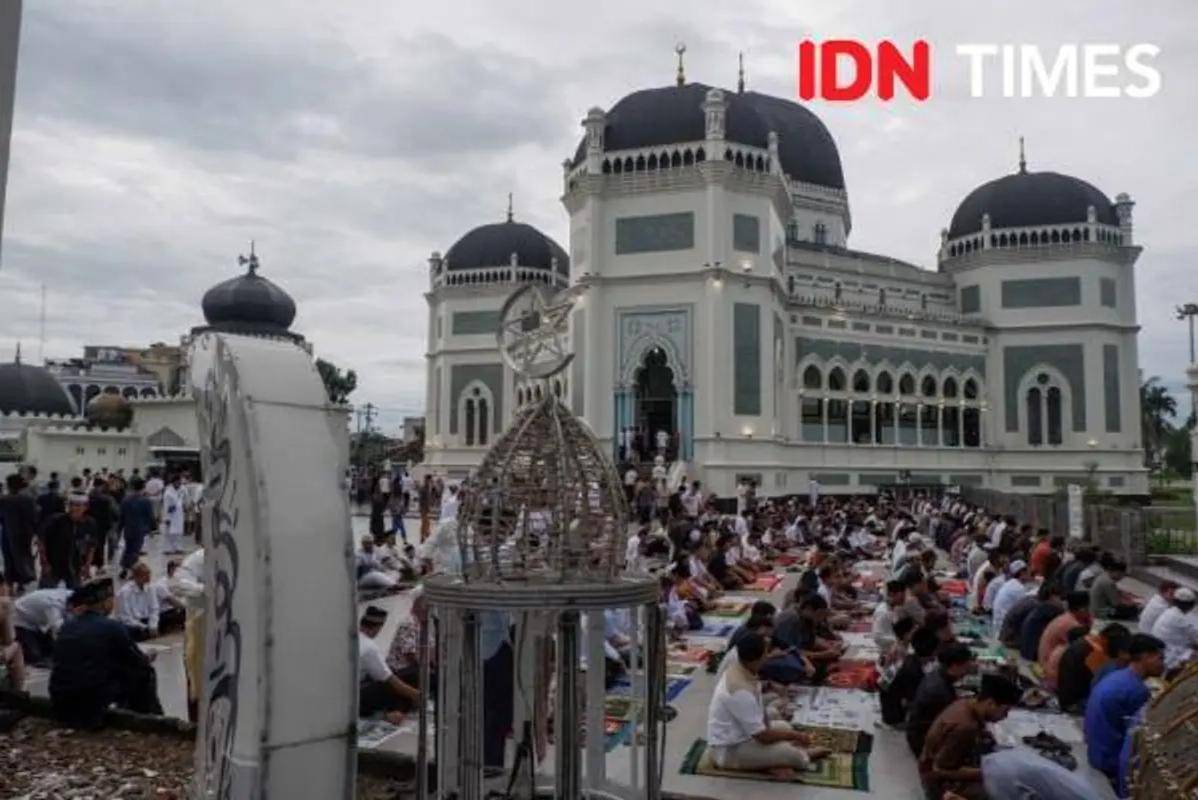 Masjid Raya Al-Mashun Kota Medan (IDN Times/Prayugo Utomo)
