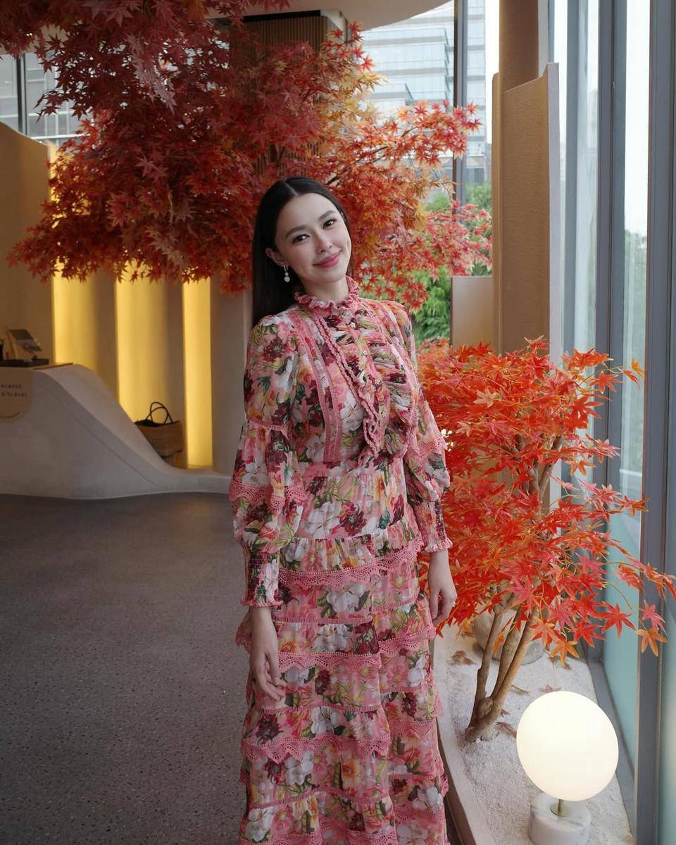 potret ide dress feminin bergaya elegan ala Patricia Good 