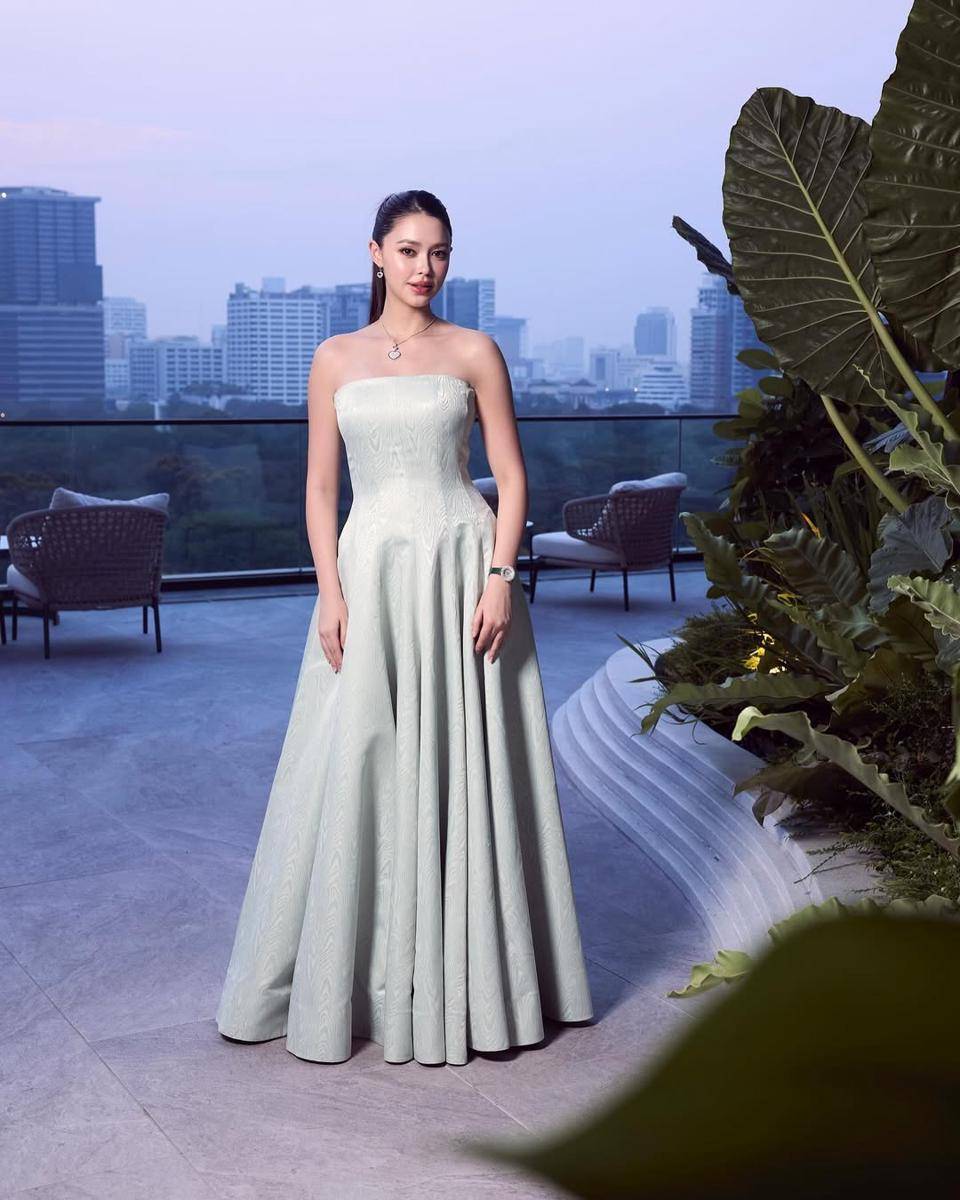potret ide dress feminin bergaya elegan ala Patricia Good 