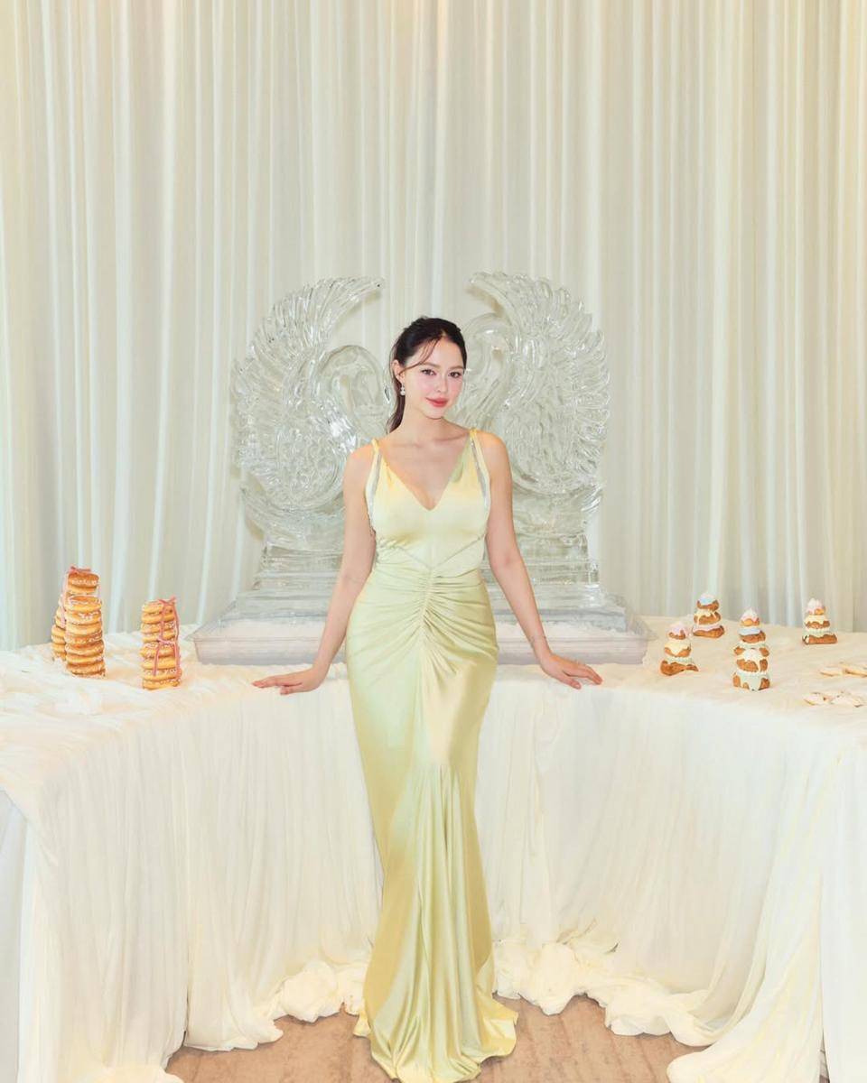 potret ide dress feminin bergaya elegan ala Patricia Good 