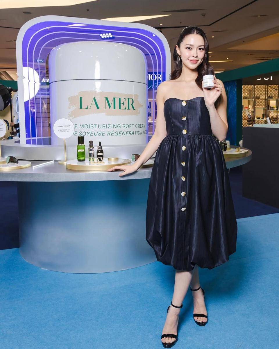 potret ide dress feminin bergaya elegan ala Patricia Good 