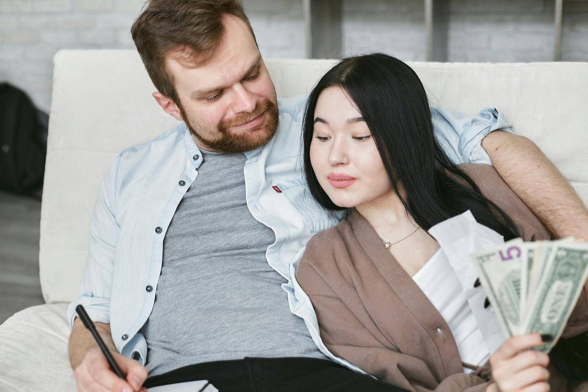 ilustrasi pasangan memegang uang (pexels.com/Mikhail Nilov)