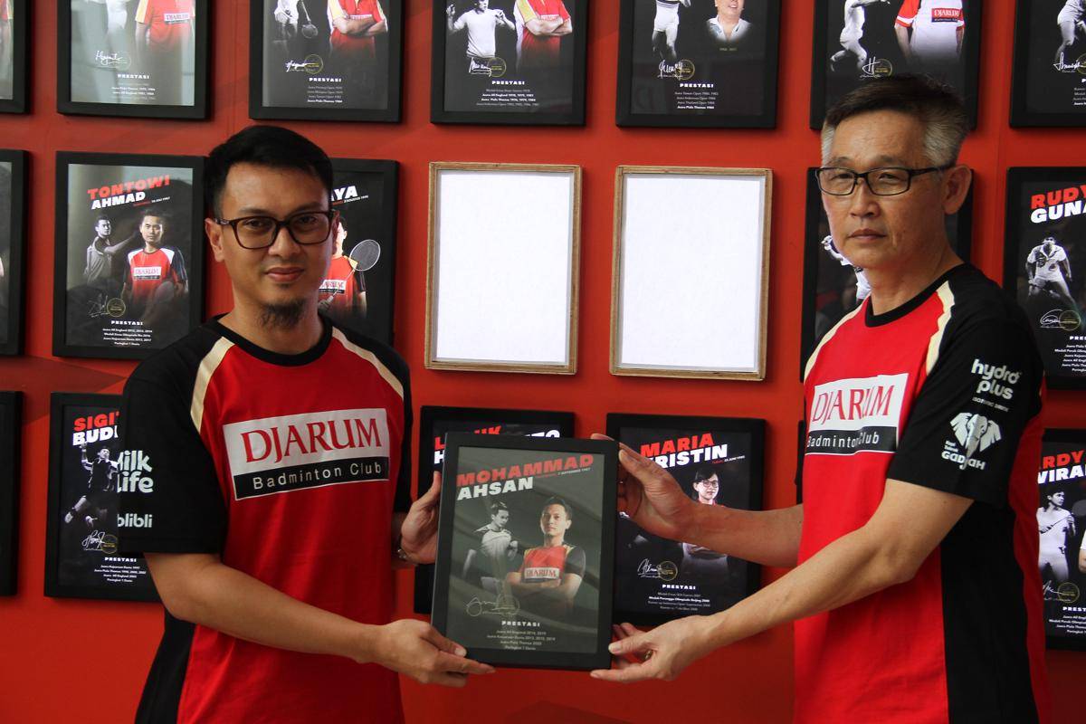 Legenda bulu tangkis Indonesia, Mohammad Ahsan menerima prasasti hall of fame PB Djarum. (Ari Haryono/IDN Times). 