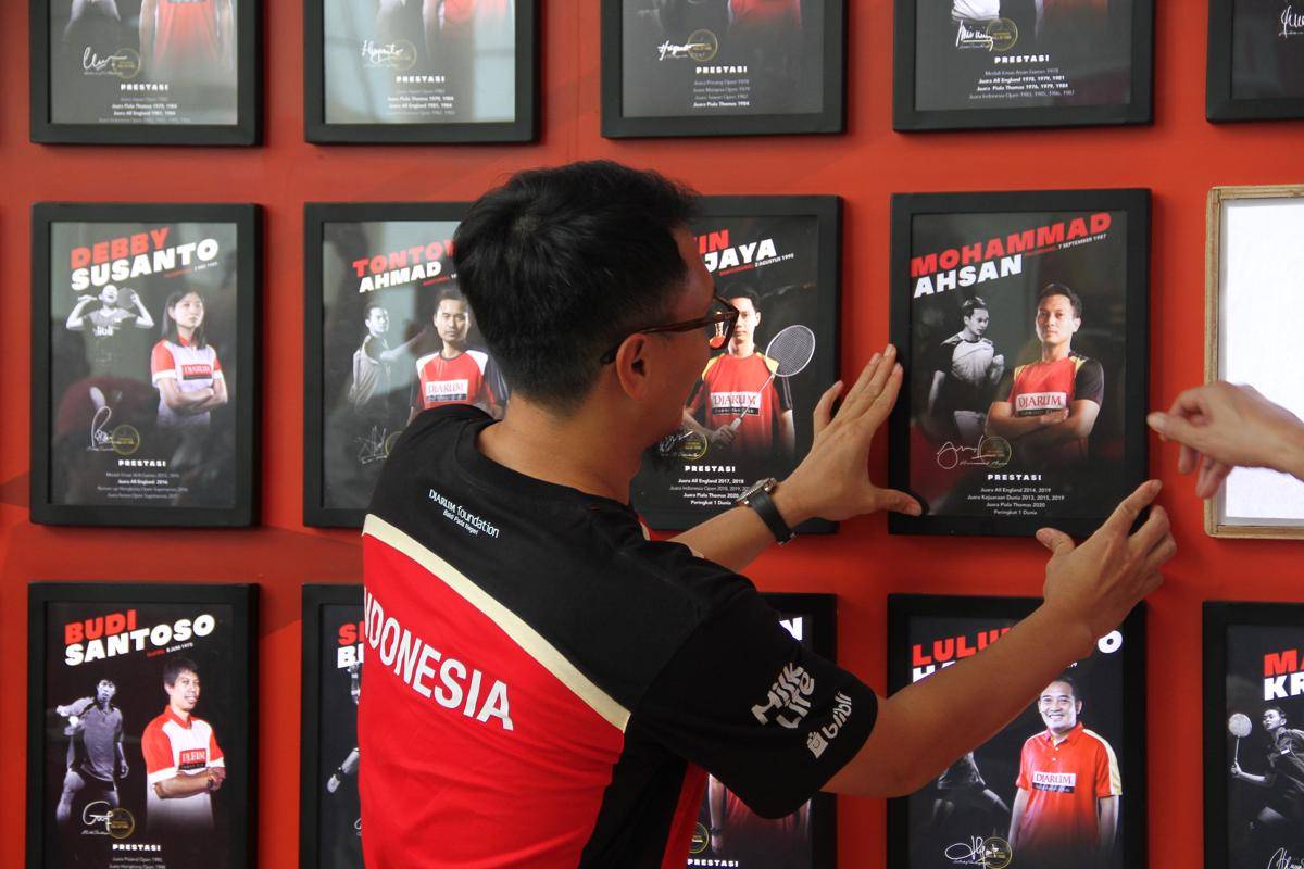 Legenda bulu tangkis Indonesia, Mohammad Ahsan menerima prasasti hall of fame PB Djarum. (Ari Haryono/IDN Times). 