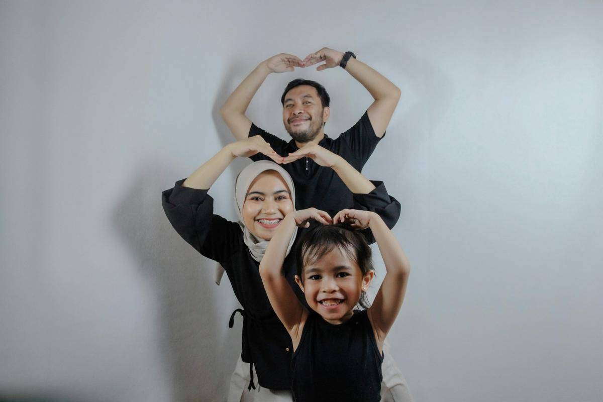 ilustrasi foto keluarga (unsplash.com/Ivan Andriavani)