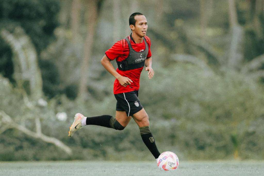 Pemain Bali United, M Rahmat, dalam sesi latihan pramusim 2025/2026 pada Juli 2025. (Instagram.com/m_rahmat.11)