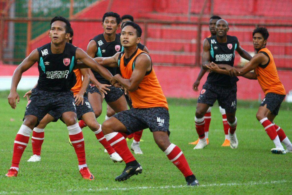 M Rahmat (kiri) dalam sesi latihan PSM Makassar di Stadion Andi Mattalatta Mattoanging Makassar pada tahun 2018. (Twitter.com/PSM_Makassar)
