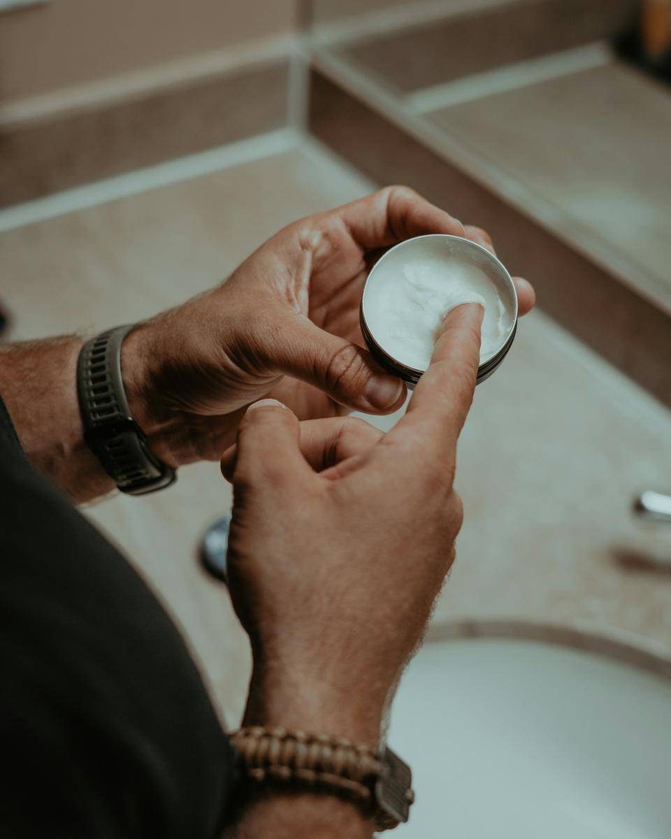 ilustrasi sedang mengaplikasikan mustache wax (unsplash.com/Lance Reis)