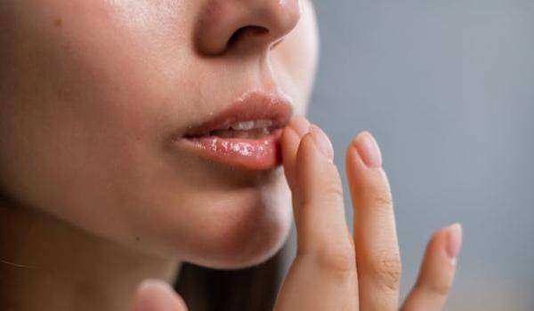 ilustrasi menggunakan lip oil (pexels.com/Alena Darmel)
