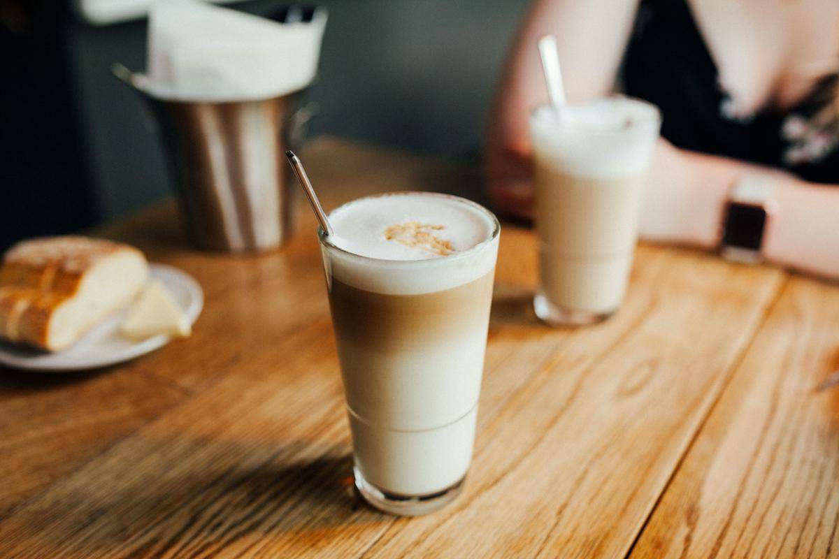 ilustrasi gingerbread milk tea