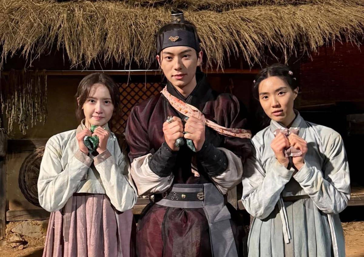 momen akrab Yoona dengan cast Lain di BTS drama Bon Appetit, Your Majesty (instagram.com/yoona__lim)