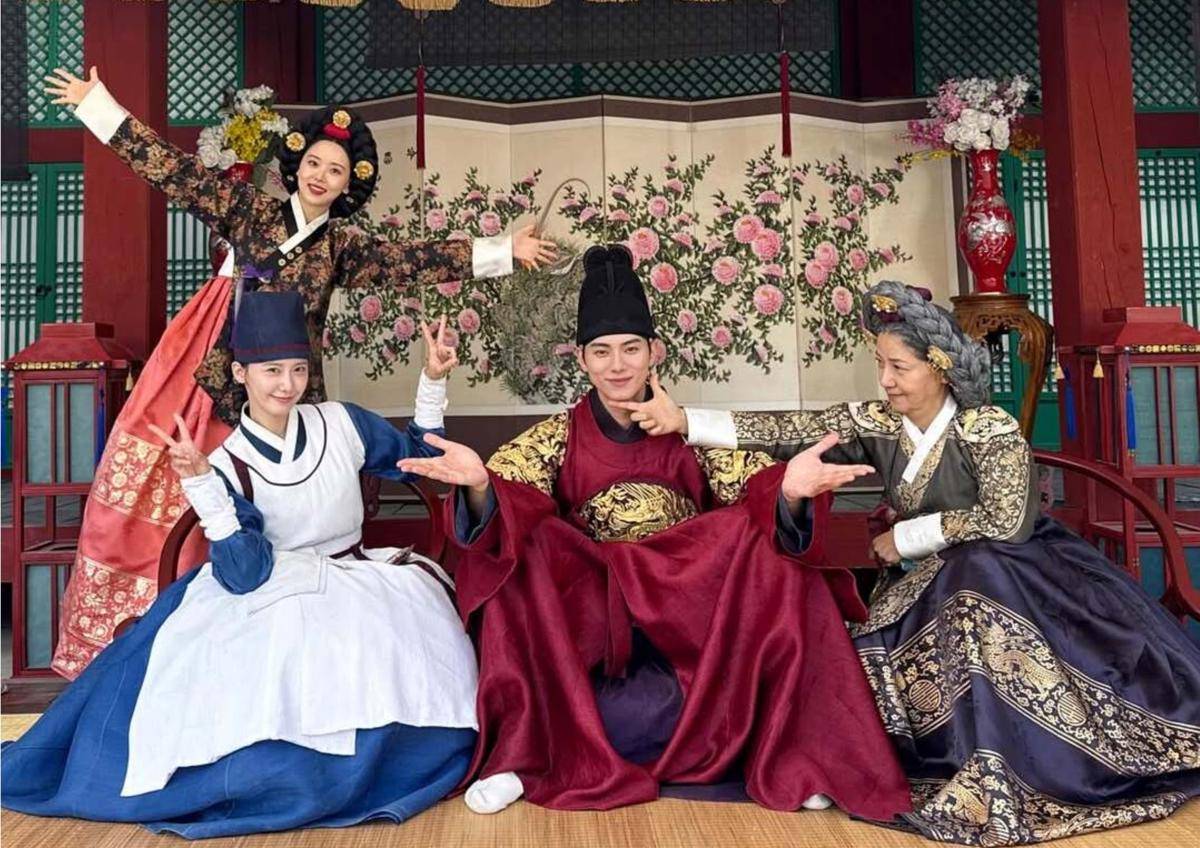 momen akrab Yoona dengan cast Lain di BTS drama Bon Appetit, Your Majesty (instagram.com/yoona__lim)