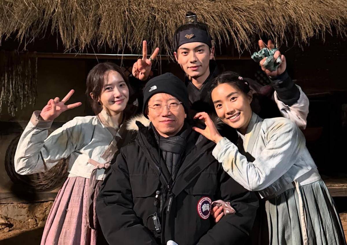 momen akrab Yoona dengan cast Lain di BTS drama Bon Appetit, Your Majesty (instagram.com/yoona__lim)