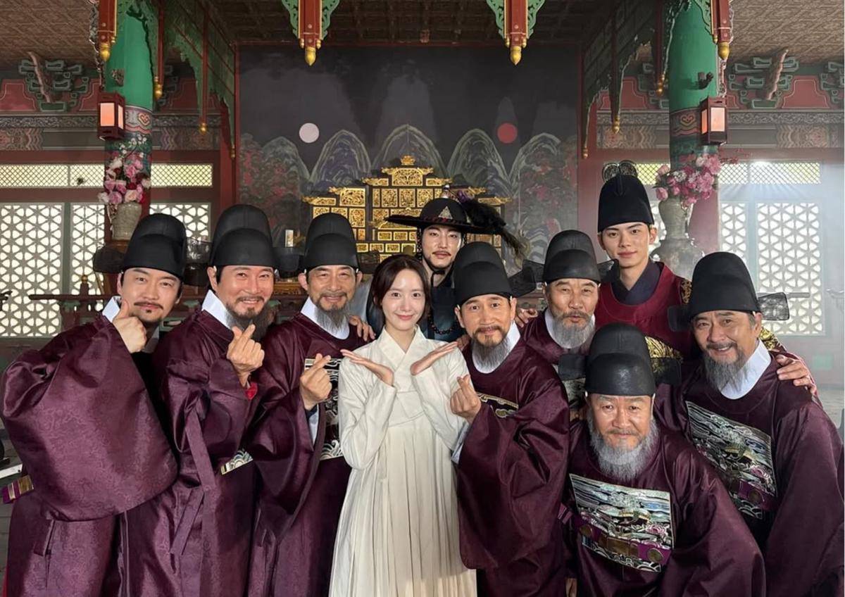 momen akrab Yoona dengan cast Lain di BTS drama Bon Appetit, Your Majesty (instagram.com/yoona__lim)