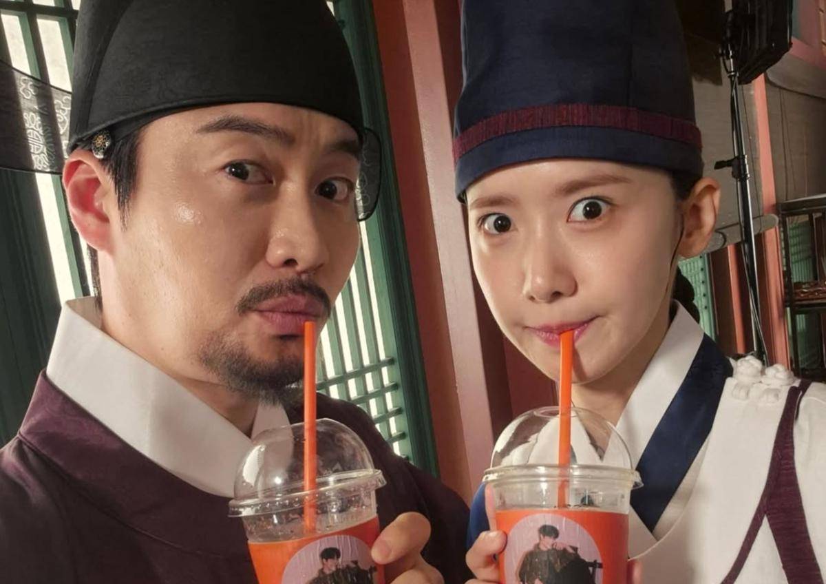 momen akrab Yoona dengan cast Lain di BTS drama Bon Appetit, Your Majesty (instagram.com/oh_euisik)