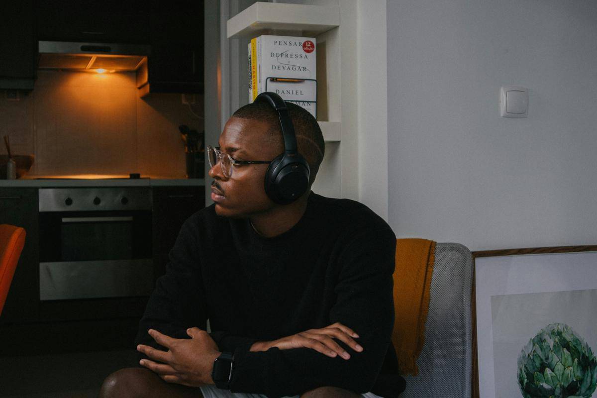 ilustrasi pria mendengarkan podcast malam hari (unsplash.com/Nubelson Fernandes)