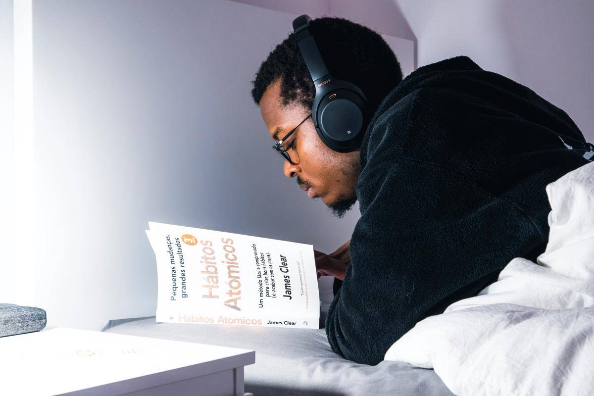 ilustrasi pria mendengarkan podcast malam hari (unsplash.com/Nubelson Fernandes)