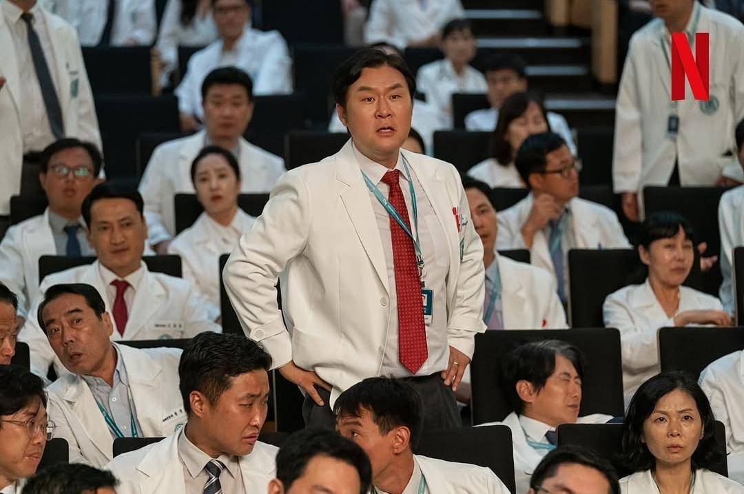 Yoon Kyung Ho di drama The Trauma Code: Heroes on Call (instagram.com/netflixkr)