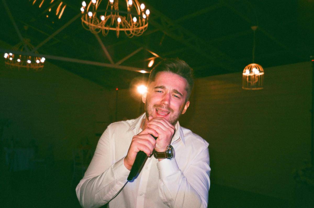 ilustrasi pria menyanyi di karaoke (pexels.com/Aleksandr Neplokhov)
