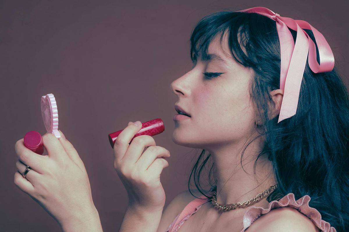 ilustrasi memakai lipstick (pexels.com/Becca Correia)