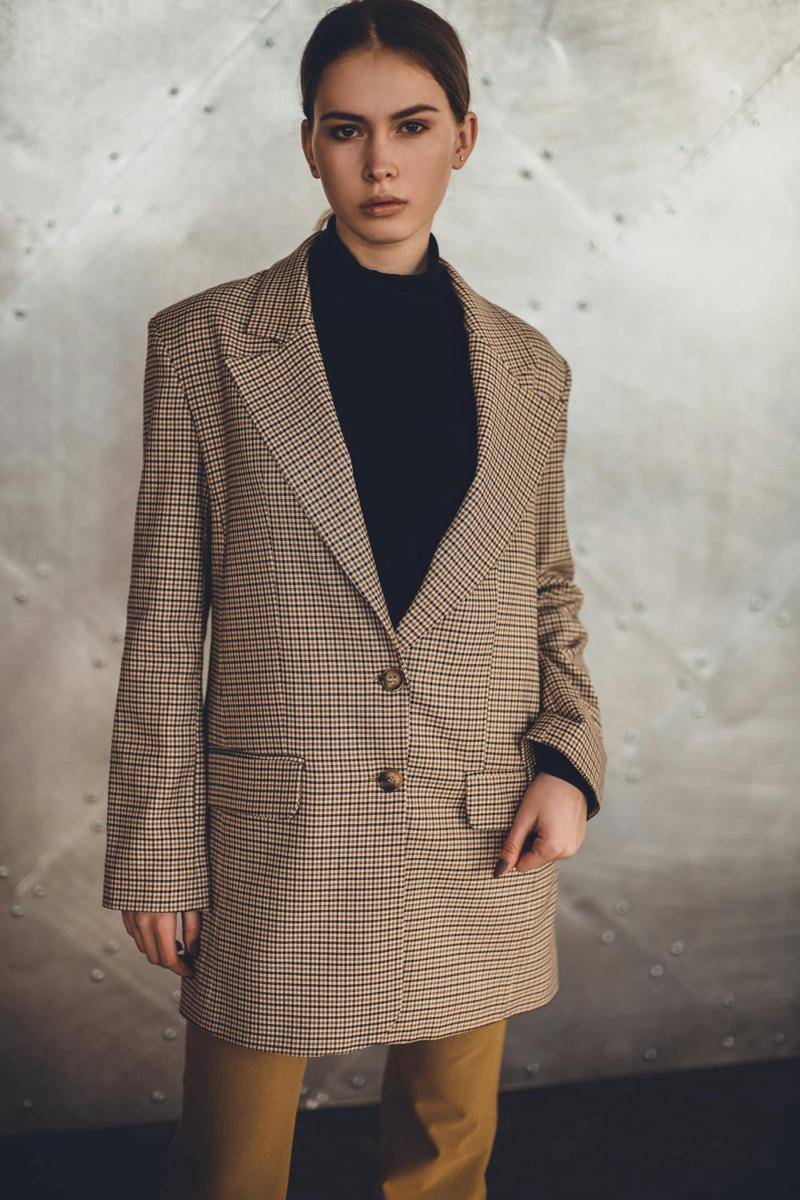 ilustrasi jaket blazer (pexels.com/Konstantin Mishchenko)