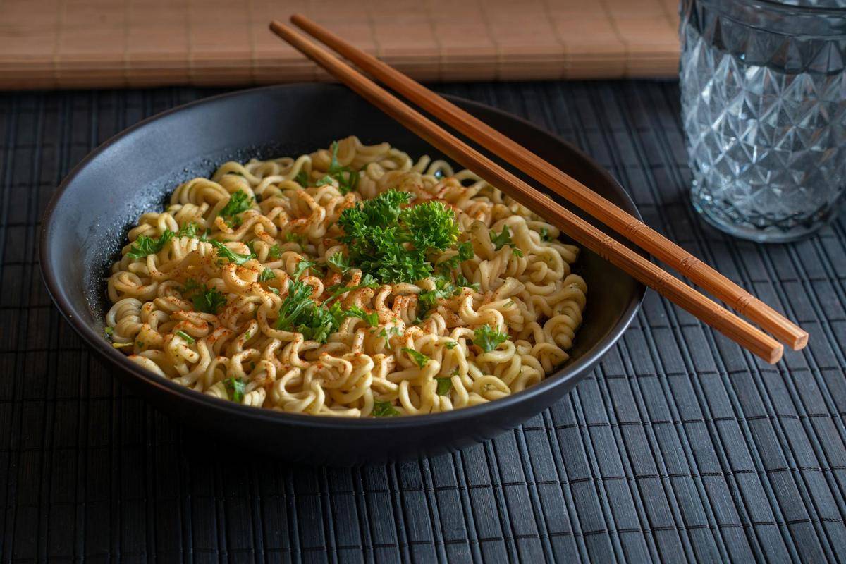 ilustrasi resep mi instan creamy mayones