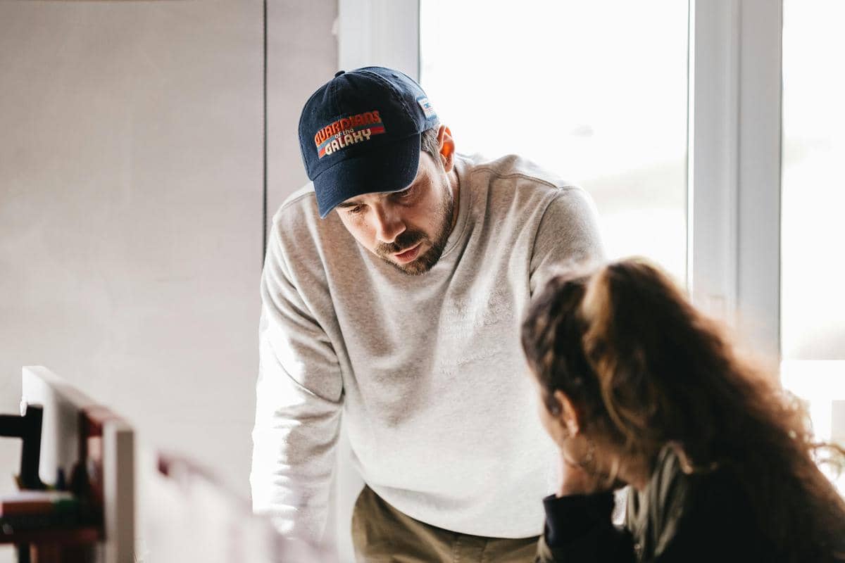 ilustrasi membantu rekan kerja (pexels.com/Jonathan Borba)