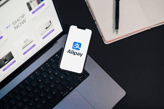 aplikasi Alipay (pexels.com/Julio Lopez)