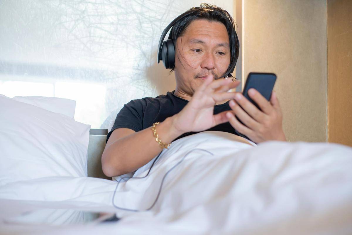 ilustrasi pria mendengarkan podcast malam hari (pexels.com/Kampus Production)
