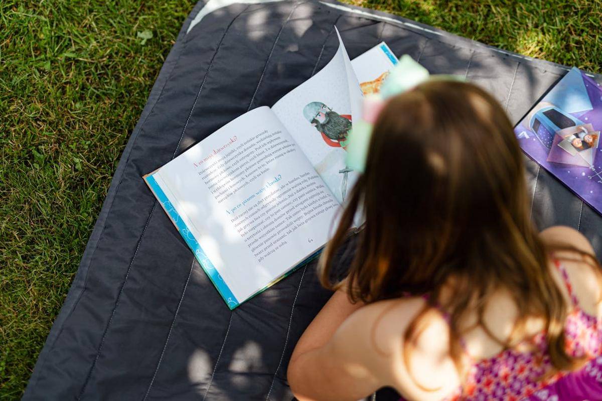 ilustrasi anak membaca buku (pexels.com/Kaboompics.com)