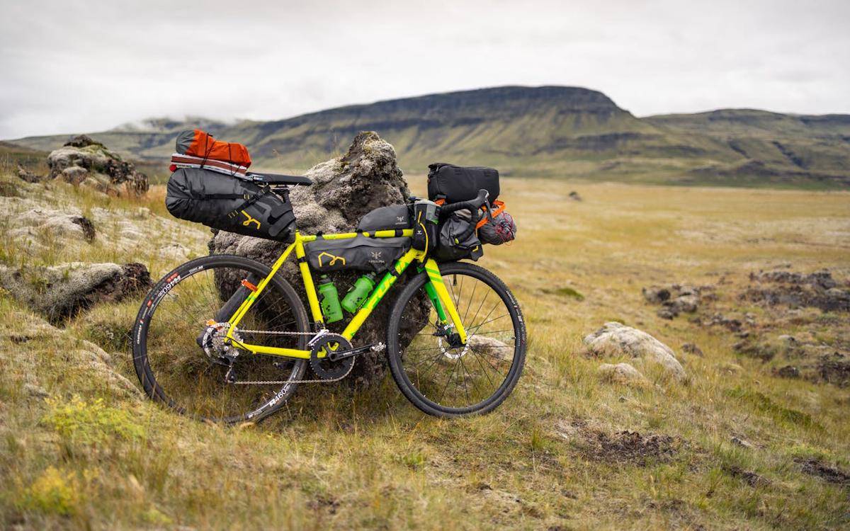 ilustrasi gravel bike