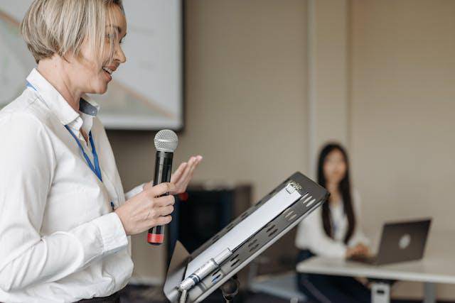 ilustrasi latihan public speaking (pexels.com/Pavel Danilyuk)