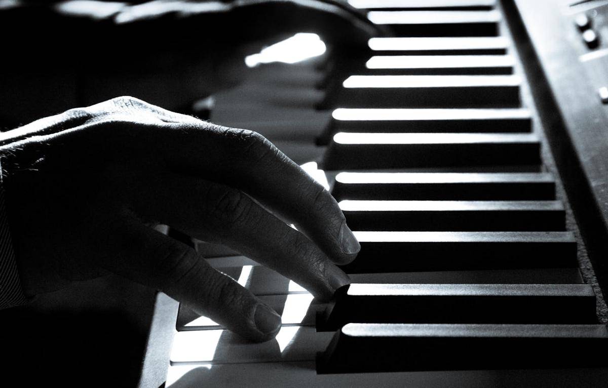 ilustrasi bermain piano