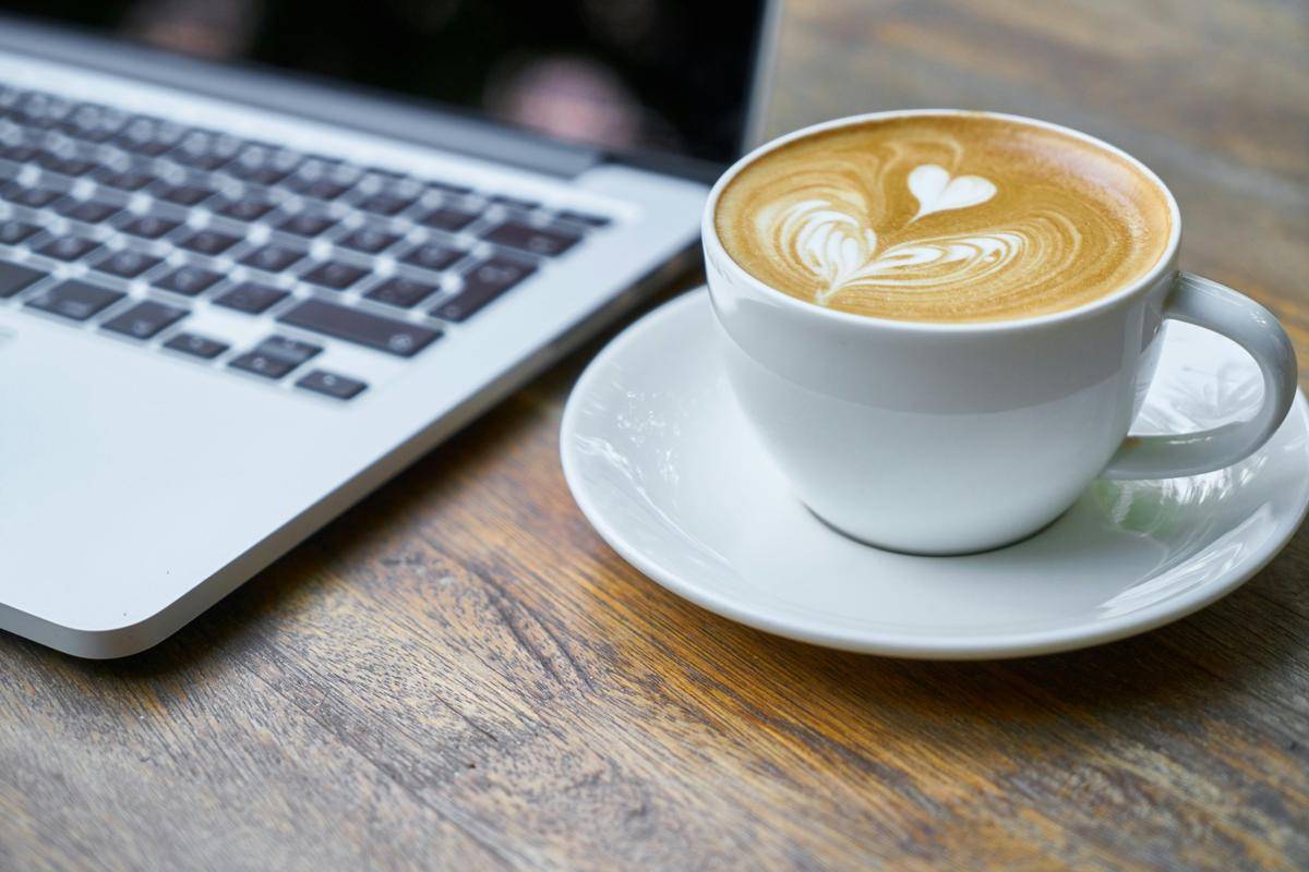 ilustrasi kopi dan laptop (pexels.com/pixabay)