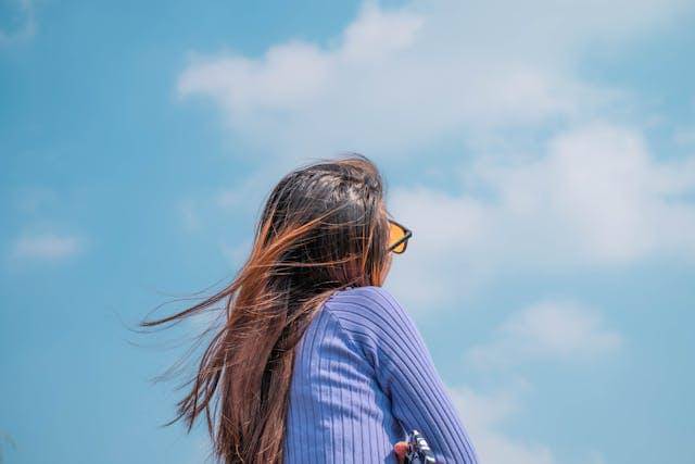 ilustrasi perempuan melihat awan di langit (pexels.com/Star Zhang)