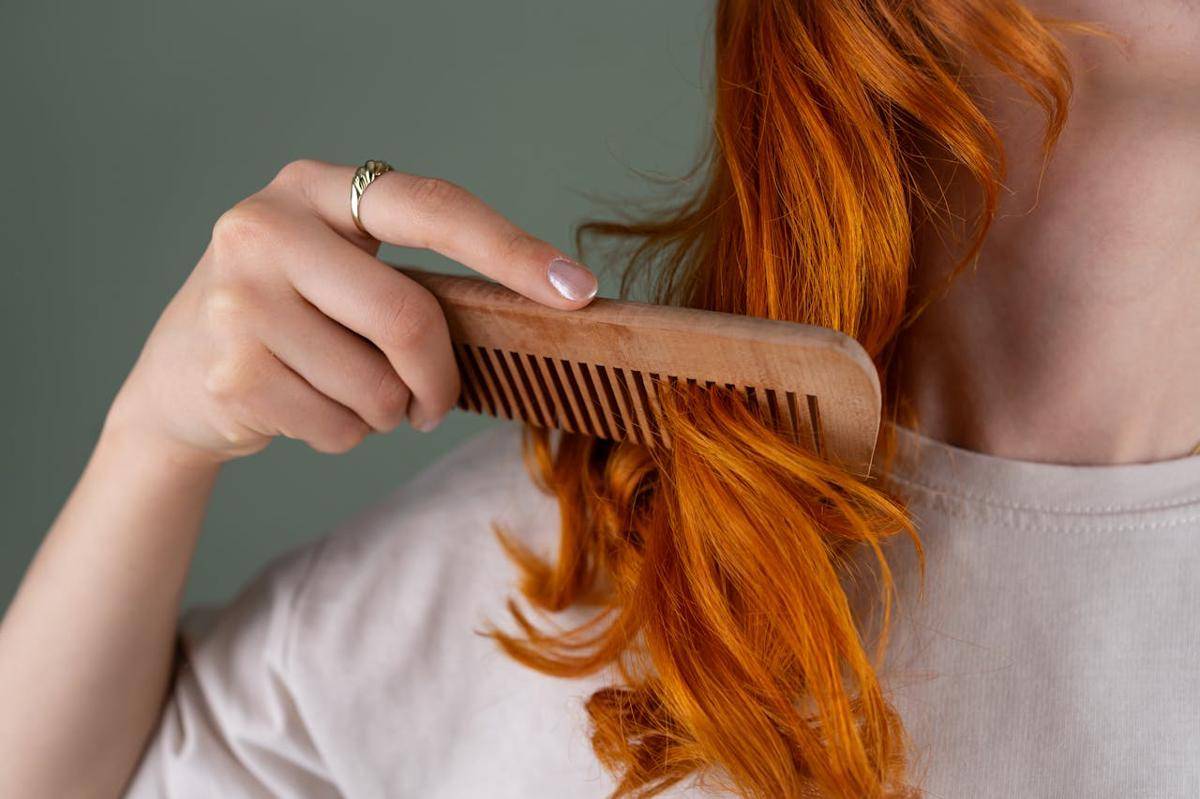 Ilustrasi wanita menyisir rambut. (pexels.com/Beyzanur K.)