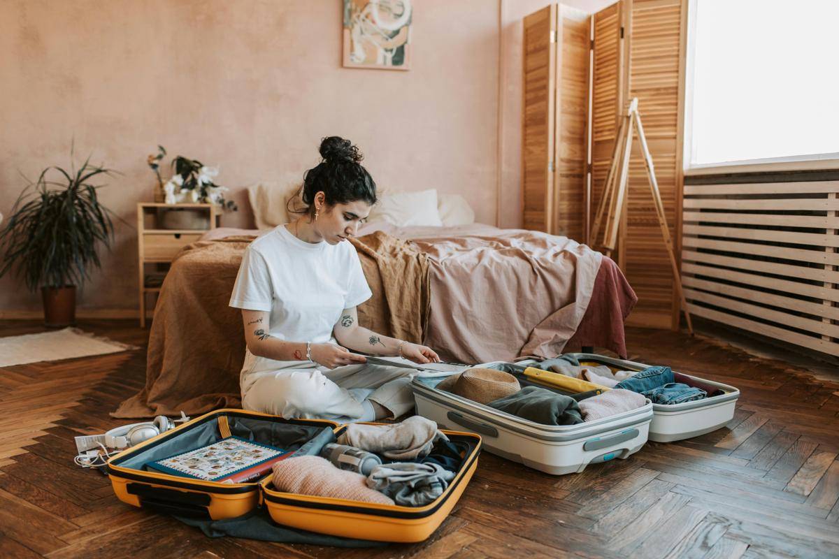 ilustrasi packing barang sesuai prioritas (pexels.com/Vlada Karpovich)