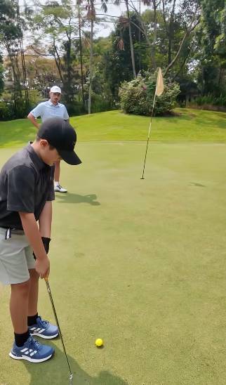 El Barack bermain golf