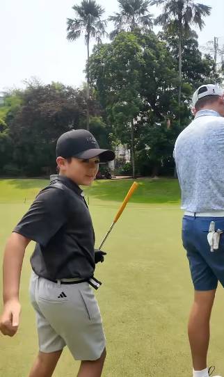 El Barack bermain golf
