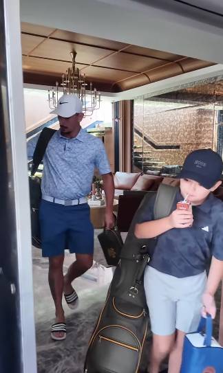 El Barack bermain golf