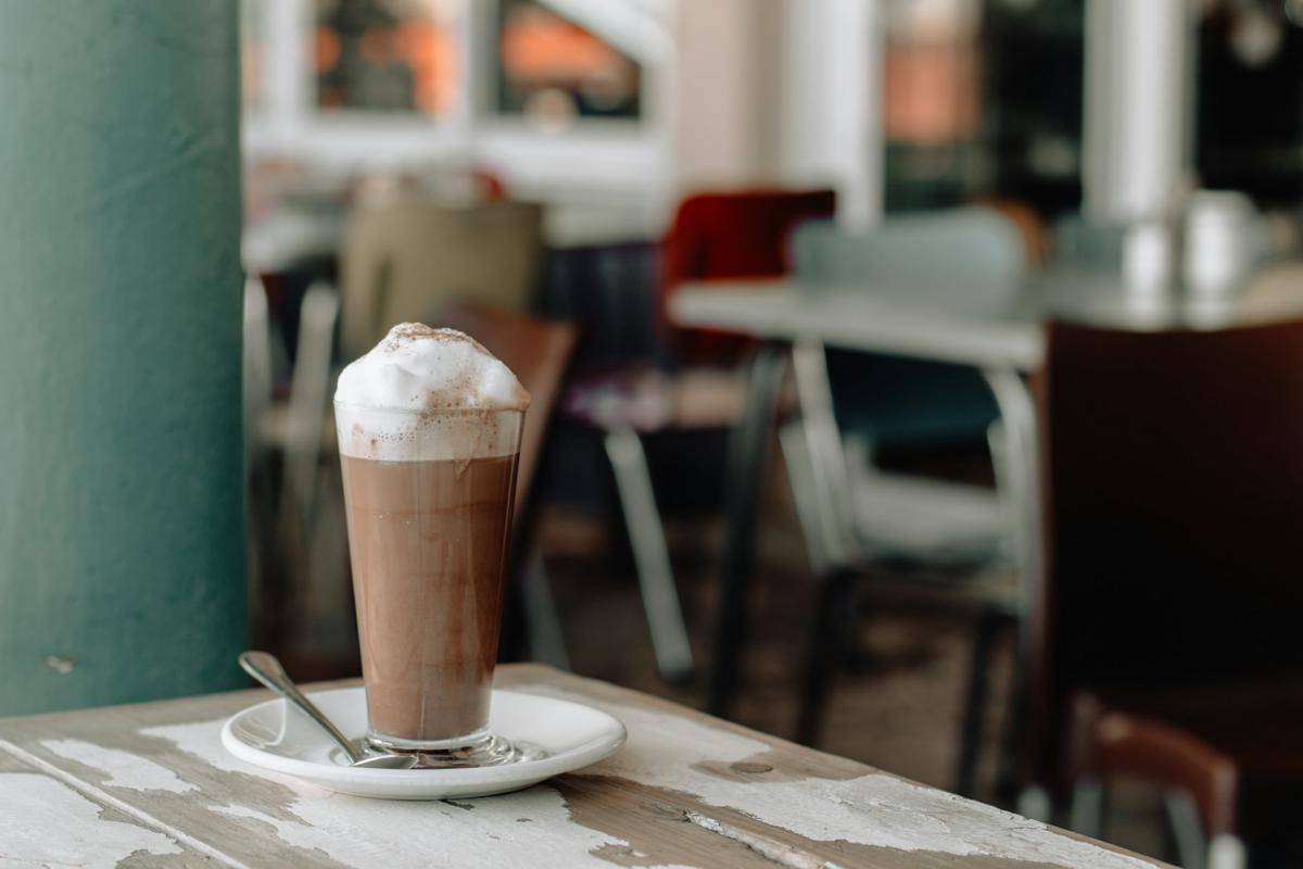 ilustrasi penyajian gingerbread milk tea ala kafe 