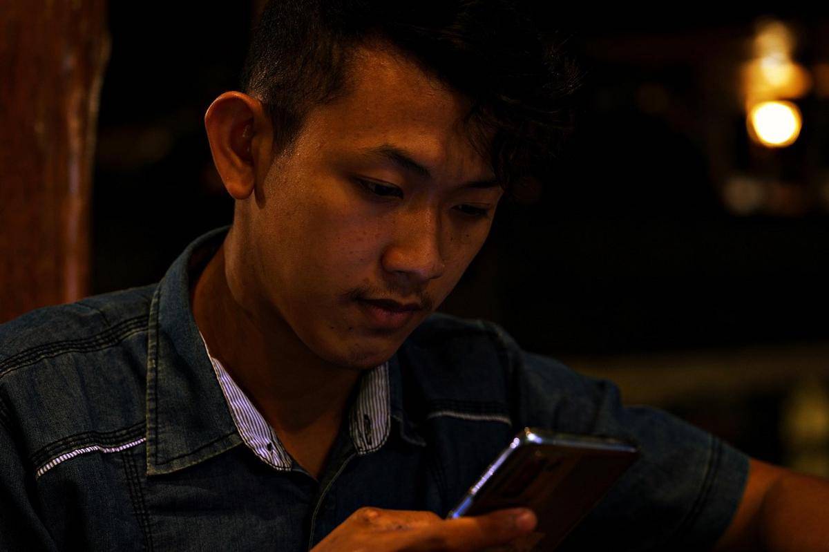 ilustrasi membeli token listrik di malam hari (pixabay.com/ignartonosbg)