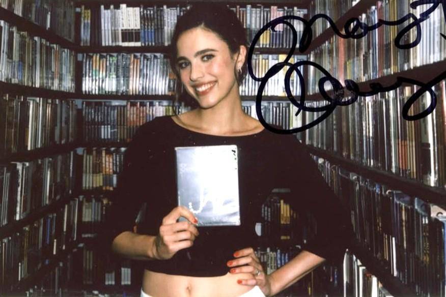 Margareth Qualley saat berada di Criterion Closet (instagram.com/criterioncollection)