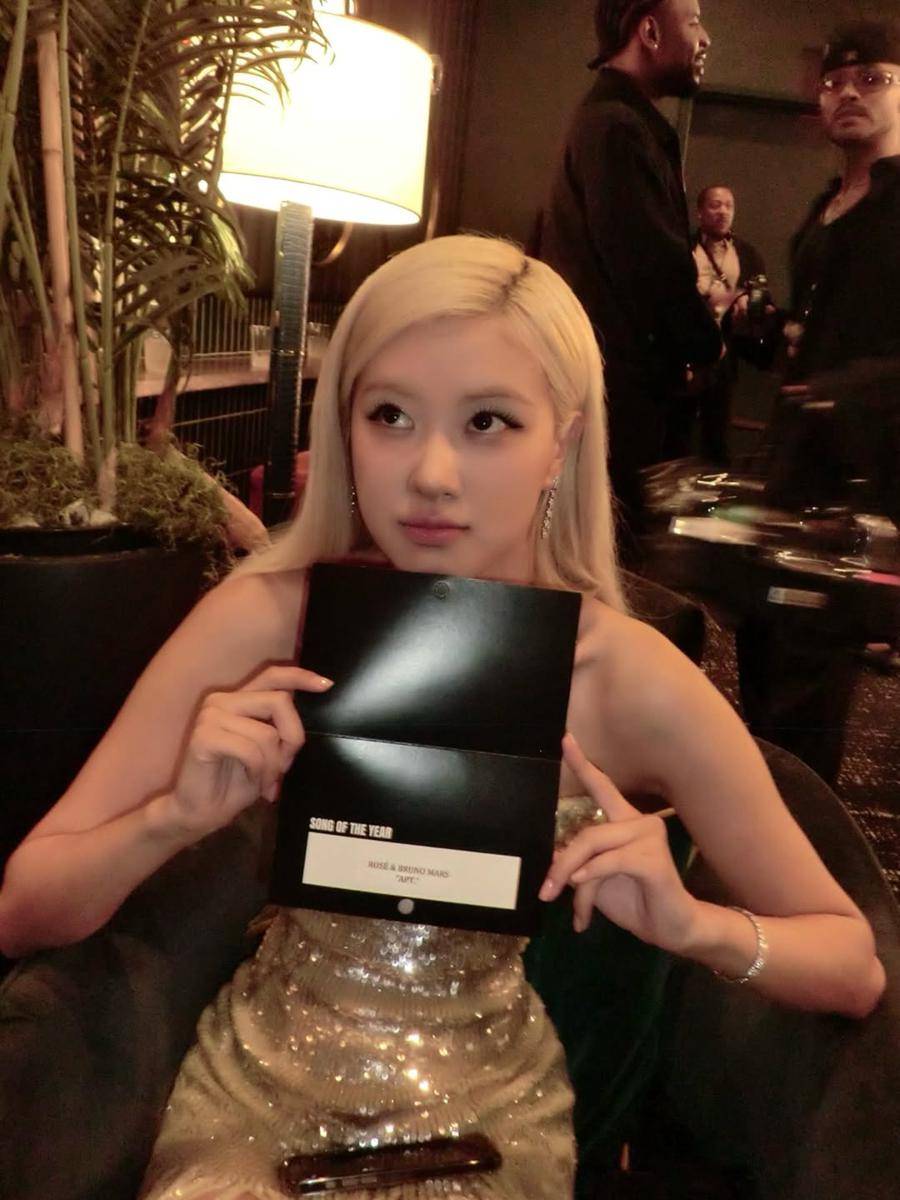 Inspirasi makeup look MTV VMA 2025 - Rosé Blackpink (instagram.com/roses_are_rosie)