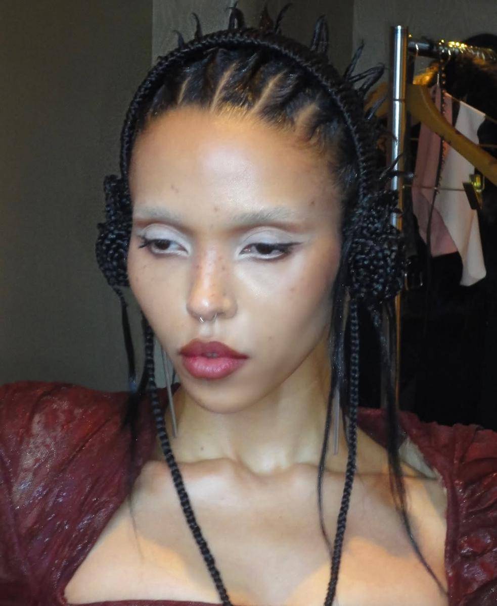 Inspirasi makeup look MTV VMA 2025 - FKA Twigs (instagram.com/fkatwigs)