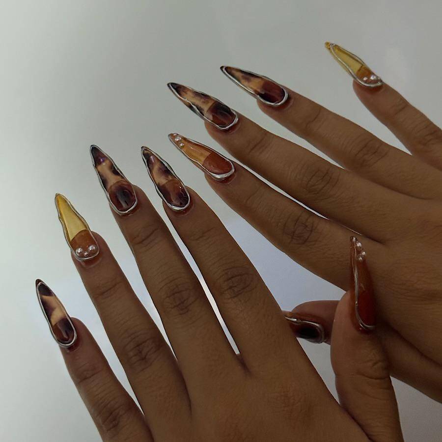 Framed nail art (instagram.com/myprettyset)