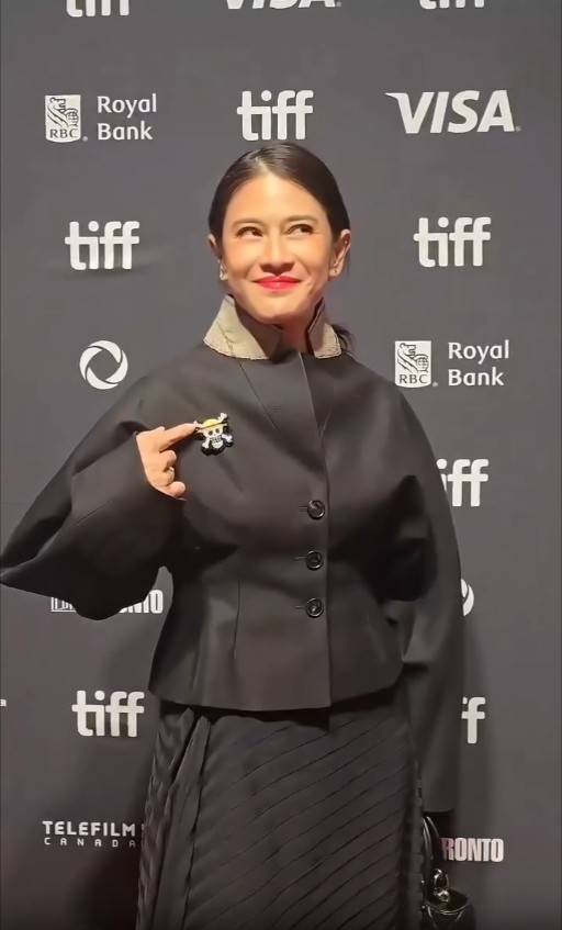 Potret Dian Sastrowardoyo Pakai Pin One Piece di TIFF 2025