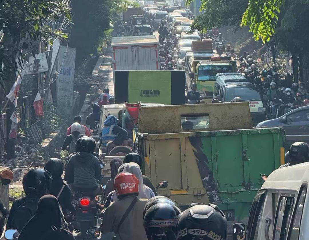 Kemacetan parah di jalan dari arah Pamulang menuju Puspitek dan sebaliknya